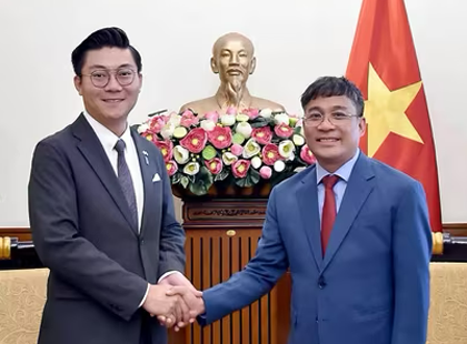 ベトナム外務省で握手を交わすグエン・ミン・ヴー常務次官（右）と加藤敬大副理事長