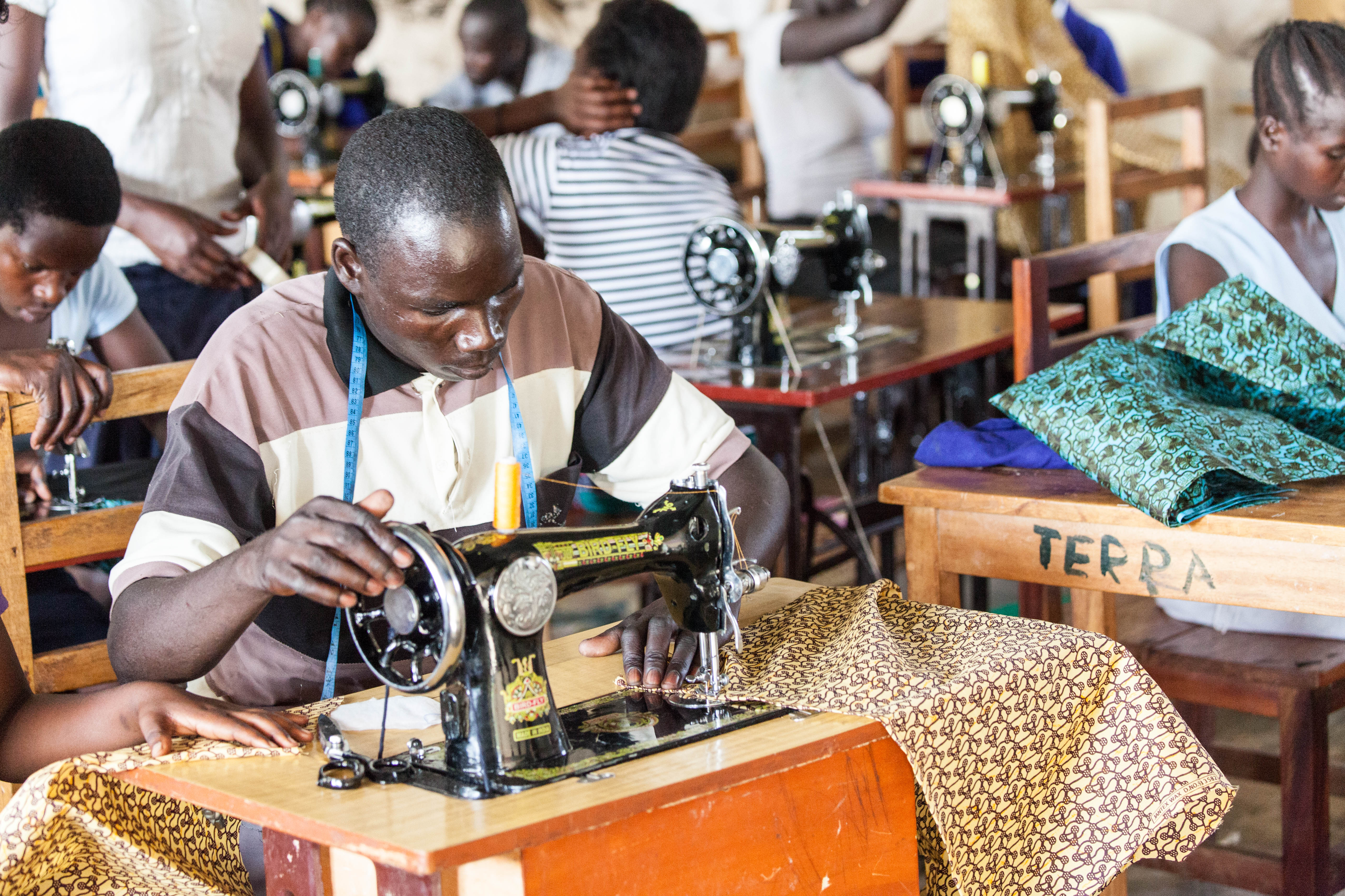 洋裁の技術訓練を受けるウガンダの元子ども兵